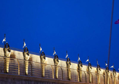 LES GUERRIERS BOUCLIERS ont embelli les remparts de la ville d’Antibes Juan Les Pins.