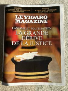 L'œuvre monumentale "Embouteillage" de Sylvain SUBERIVIE est mise en avant dans les pages du magazine Figaro intitulé "Laxisme et Politisation : La Grande Dérive de la Justice". Cette publication est mise en évidence sur le bandeau de la Une, dans la section tourisme, sous-titré "Le Bourgogne, le Raisin de la Côte d'Or".  Vous avez l'opportunité d'explorer en détail cette impressionnante création artistique à la page 101 du magazine, offrant ainsi un aperçu complet de cette œuvre majestueuse qui trône fièrement à la Cité des Vins de Beaune.